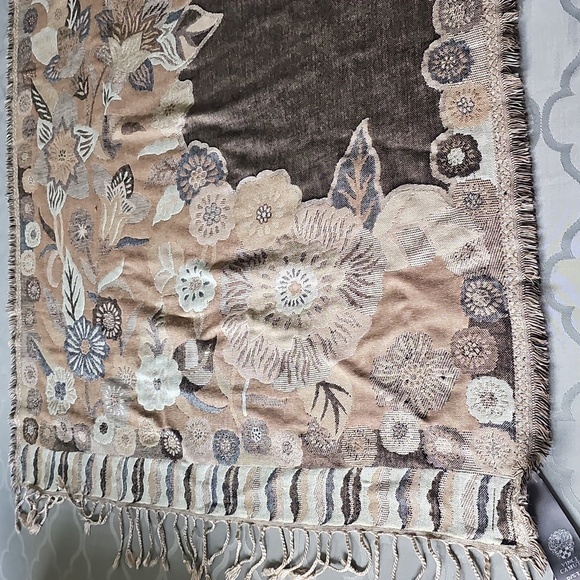 NWT Vince Camuto Beige Floral Scarf with Fringe - Picture 15 of 16